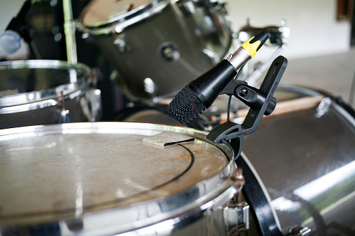 Microphone on snare drum for sound amplification during the concert