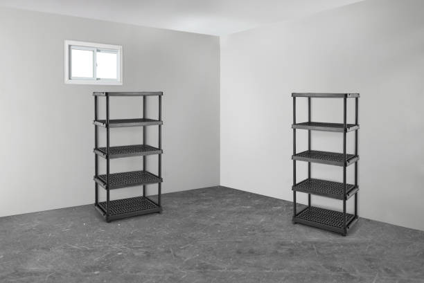 empty storage shelves in a room - garage organization house basement - fotografias e filmes do acervo