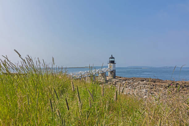 marshall point lighthouse in port clyde maine on a sunny summer day - lighthouse maine marshall point lighthouse beach zdjęcia i obrazy z banku zdjęć