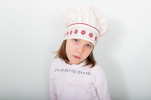 Giovane bambina finge di giocare allo chef