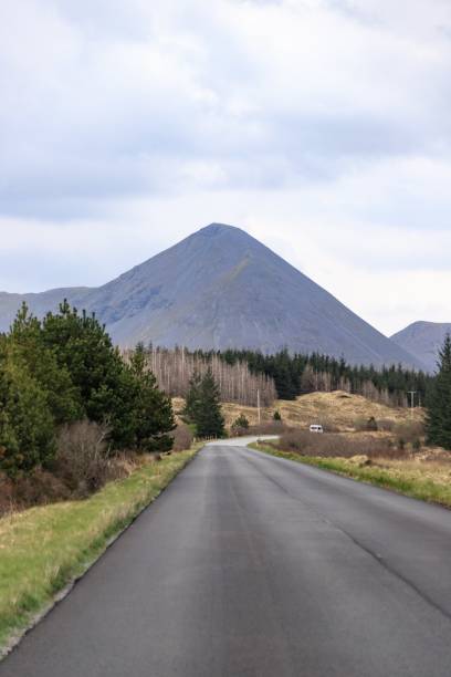 uma viagem tranquila pelas majestosas terras altas da escócia - isolated remote plaid nobody - fotografias e filmes do acervo