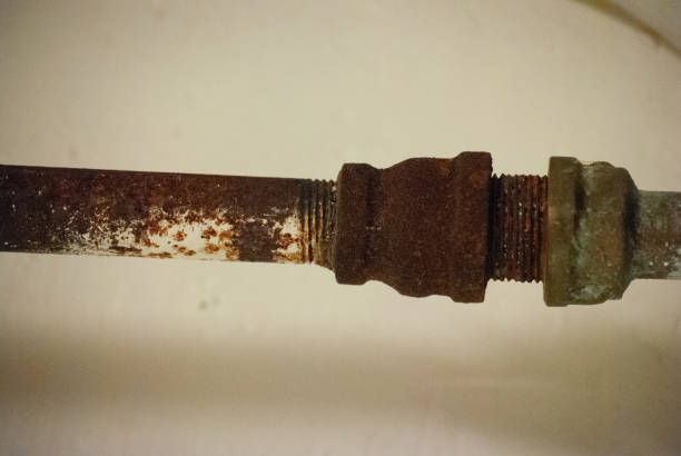 primo piano arrugginito del tubo con sfondo bianco - water pipe rusty dirty equipment foto e immagini stock