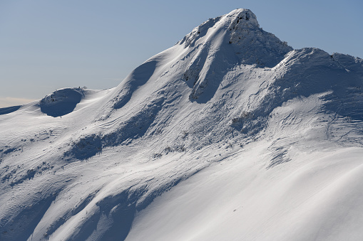 Mt. Hotaka is a mountain rich in nature. Although it is covered with snow in winter, you can see azaleas in spring and autumn leaves in autumn. There are a variety of mountain climbing courses that can be enjoyed by everyone from beginners to advanced climbers.