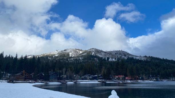 istock Winter lake and mountain 1959386617