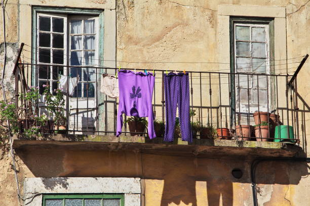 il balcone nella città di lisbona, portogallo - lisbon portugal foto e immagini stock