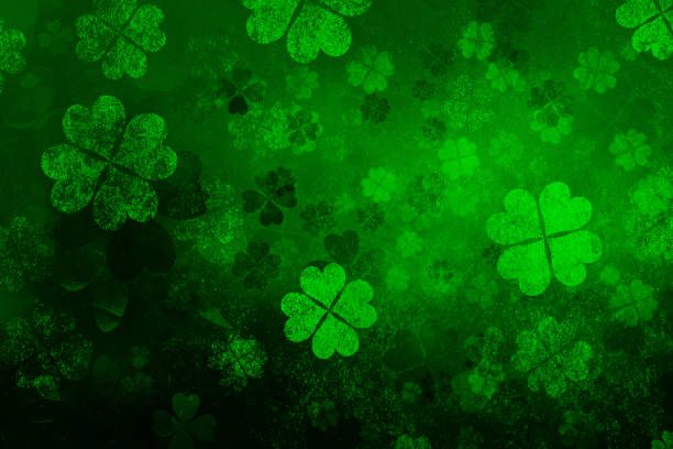 Green grunge shamrock background - four leaf clover pattern on verdant backdrop - fotografia de stock