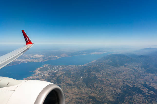 avion de ligne au-dessus de marmara, turquie - yalova photos et images de collection