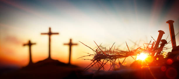 crucifixion calvary - crown of thorns and bloody spikes at sunset - crucifix-church imagens e fotografias de stock