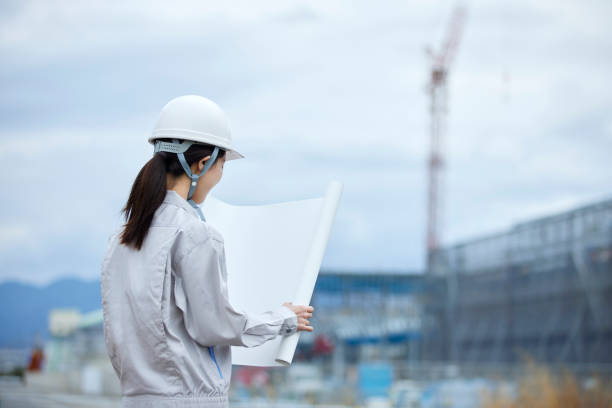 istock Japanese woman wearing work clothes working at a construction site 1959870134