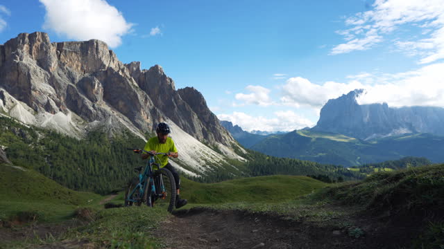 Mountainbiking on the Dolomites: pushing the bicycle