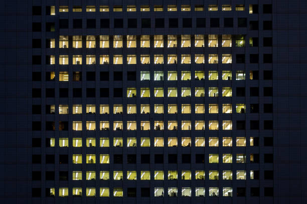 横浜の高層ビルのオフィスで夜勤する従業員 - built structure building exterior construction contemporary ストックフォトと画像