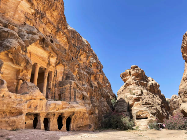 pequeña petra, siq al-barid, jordania - el barid fotografías e imágenes de stock