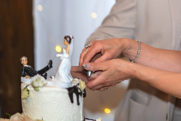 cutting the wedding cake - wedding just married tuscany newlywed стоковые фото и изображения
