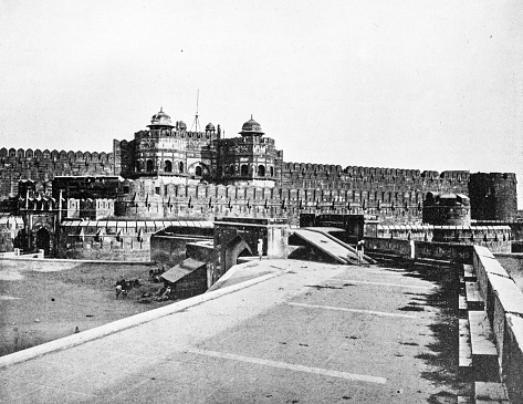 People and landmarks of India in 1895: Delhi Gate, Agra fort