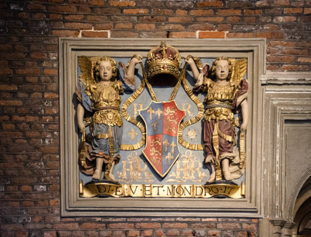 герб королевского дворца хэмптон-корт - henry viii tudor style king nobility стоковые фото и изображения