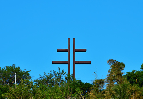 Nouméa, South Province, Grande Terre, New Caledonia: erected at the summit of Coffyn Hill, the Cross of Lorraine dominates Nouméa. It recalls the role played by the Pacific Battalion in the battles led by Free France, founded by General de Gaulle, during the Second World War. The Cross of Lorraine is a double cross. In heraldry, it is called the archiepiscopal cross or patriarchal cross. This cross figured in the emblem of the Dukes of Anjou who became Dukes of Lorraine from 1431.