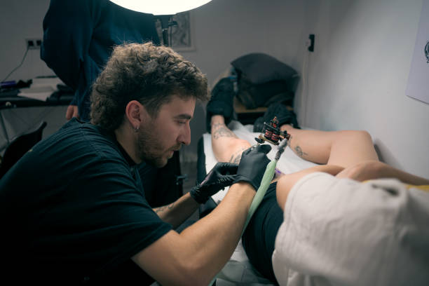 istock Woman Getting a Tattoo on His Leg 1960618582