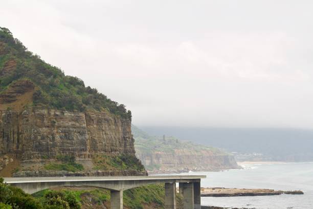 vista del puente sea cliff, lawrence hargrave drive, coalcliff, nueva gales del sur, australia - gargrave fotografías e imágenes de stock