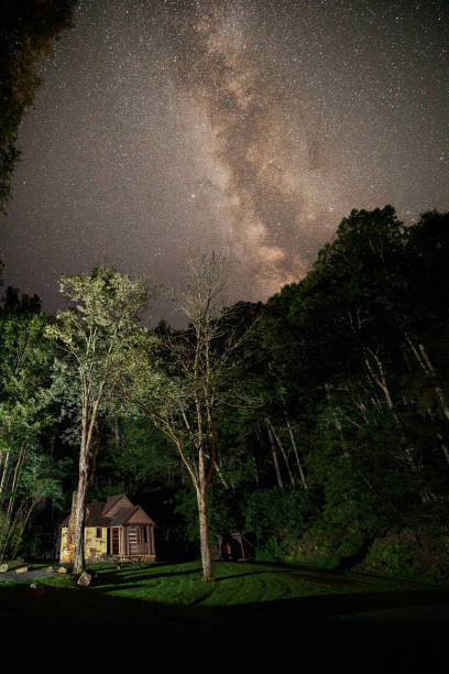 hütte unter dem sternenhimmel - pocahontas stock-fotos und bilder