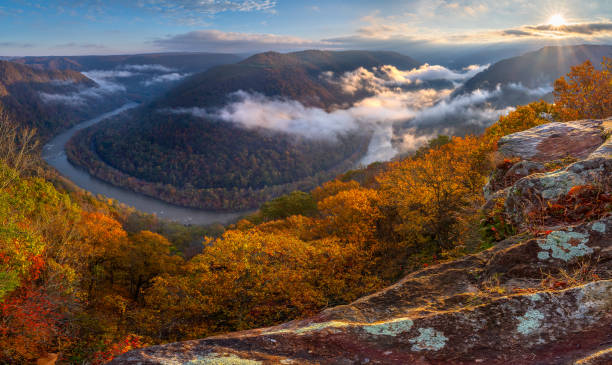 istock Grandview Autumn Fog 1960847396