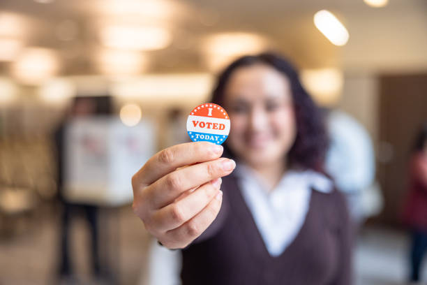 i voted todayステッカーを貼った若いラテン系女性の肖像画 - get out the vote ストックフォトと画像