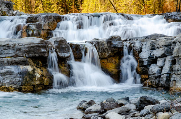 водопады реки литтл-элбоу осенью - kananaskis country стоковые фото и изображения