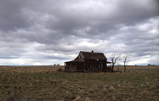 An abandoned house sits on the Oregon plains