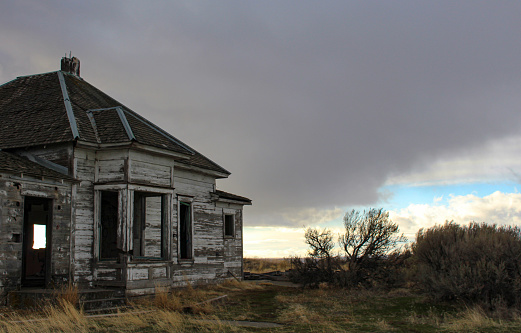 A house stands abandoned on the Oregon plains
