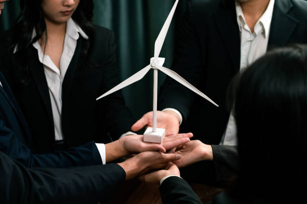 synergia ludzi biznesu w modelu turbiny wiatrowej. osobliwy - alternative energy electricity wind turbine team zdjęcia i obrazy z banku zdjęć