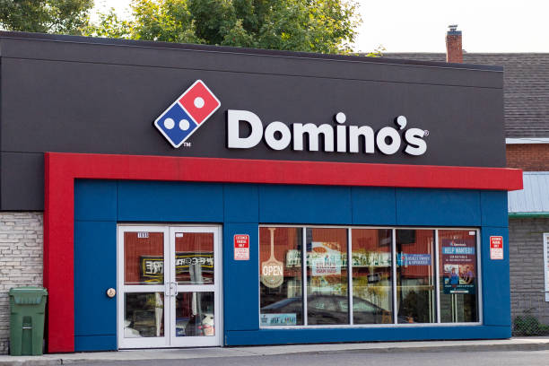 domino's pizza restaurant - dominos pizza foto e immagini stock
