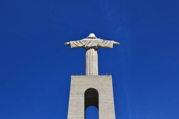 la statue de jésus-christ à lisbonne, portugal - lisbon portugal city europe portuguese culture photos et images de collection