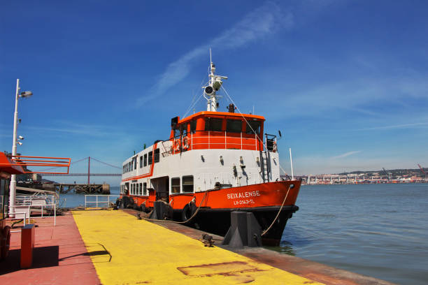 la nave nella città di lisbona, portogallo - lisbon portugal foto e immagini stock