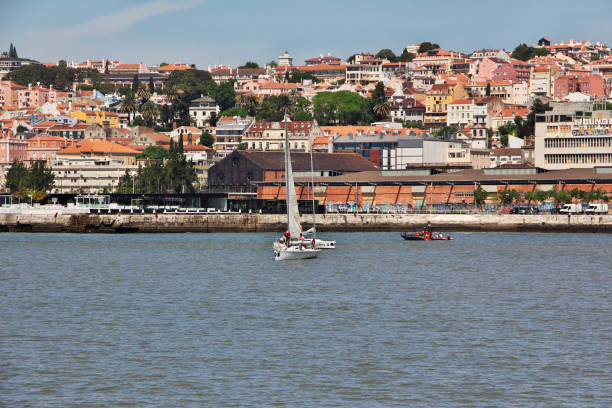 l'argine nella città di lisbona, portogallo - lisbon portugal foto e immagini stock