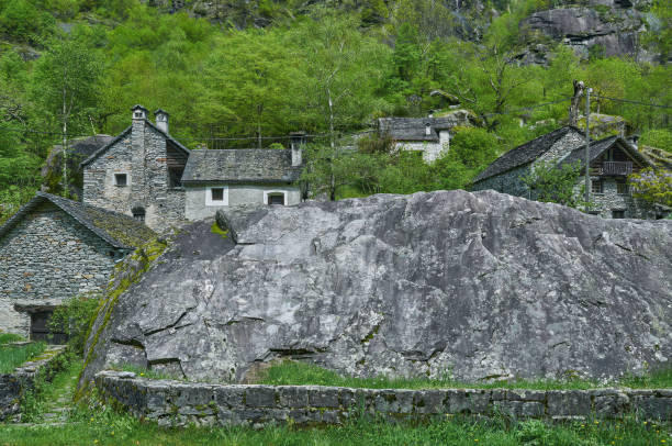 ヴァッレマッジャとロカルノ、ティチーノ州、スイスに近いヴァルバヴォーナの伝統的なリトルトの村 - granite ticino canton switzerland locarno ストックフォトと画像