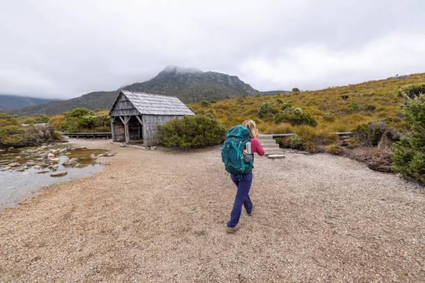 comienzos pioneros: una mujer excursionista se pone en marcha, comenzando el viaje hacia el aire libre - australian culture hiking australia people fotografías e imágenes de stock