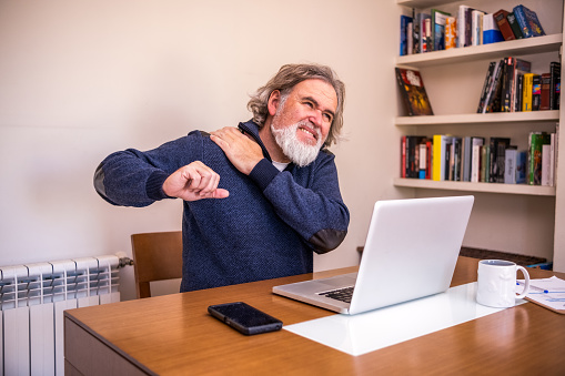 Poor body posture when working in an office can lead to a number of negative consequences, such as back, neck and shoulder pain, as well as spinal problems.