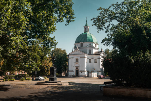 church of st. casimir on rynek nowego miasta (new town market) square in warsaw - warsaw old town square - fotografias e filmes do acervo