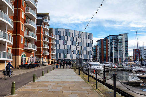 New apartment buildings and bars beside Neptune Marina on Ipswich Waterfront, Ipswich, Suffolk, Eastern England. Ipswich Waterfront is now a popular cultural and historic district surrounding the Marina, and is home to the University of Suffolk main campus as well as galleries, studios, restaurants and bars. Many of the old buildings have been converted and new apartment blocks have been constructed.