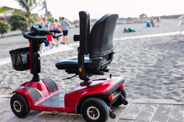 scooter elétrico na praia, conceito de mobilidade sustentável - motor scooter vacations motor vehicle usa - fotografias e filmes do acervo