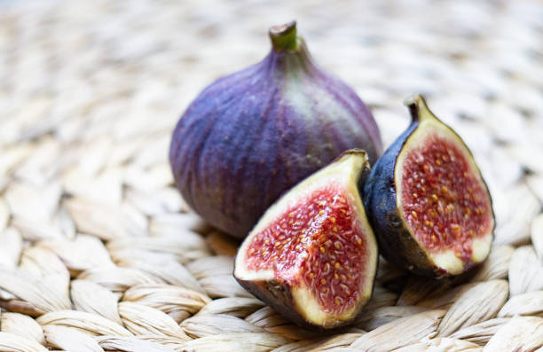 istock Fresh figs lying on a plate, whole and cut into pieces 1962894589