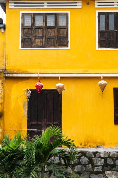 edifícios amarelos de hoi an vietnã - old ancient architecture backdrop - fotografias e filmes do acervo