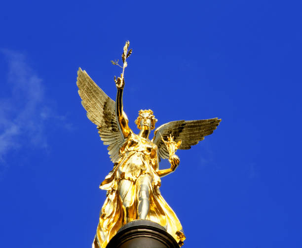 the golden friedensengel, angel of peace - munich wing friedensengel angel imagens e fotografias de stock