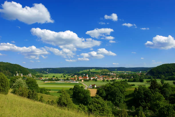 valley of river altmühl, altmühltal, village dollnstein, landscape in summer, bavaria, germany, europe - altmühltal imagens e fotografias de stock