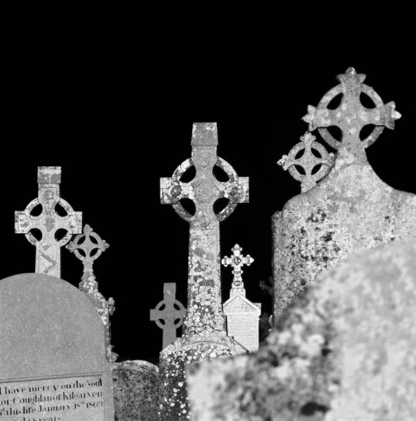 いくつかのケルトの墓の十字架 - celtic cross celtic culture tombstone death ストックフォトと画像