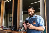 barber-using-mobile-phone-at-barber-shop.jpg?b=1&s=170x170&k=20&c=SPyGxHNuglvnHyuTomlbG1kReX598sJBaYgZbtq9je8=