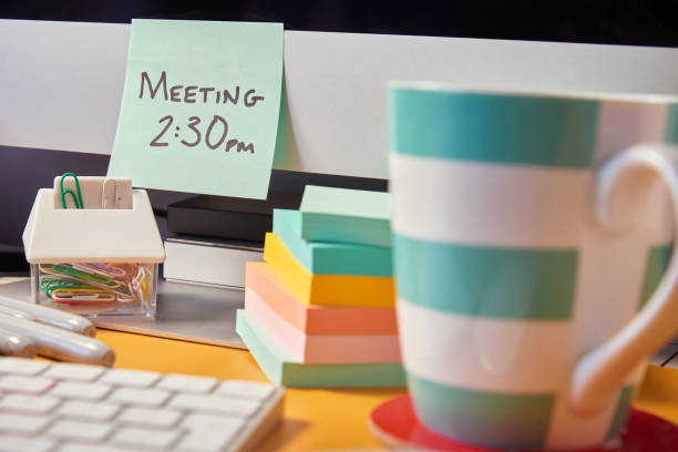 Sticky Note on monitor with meeting reminder on