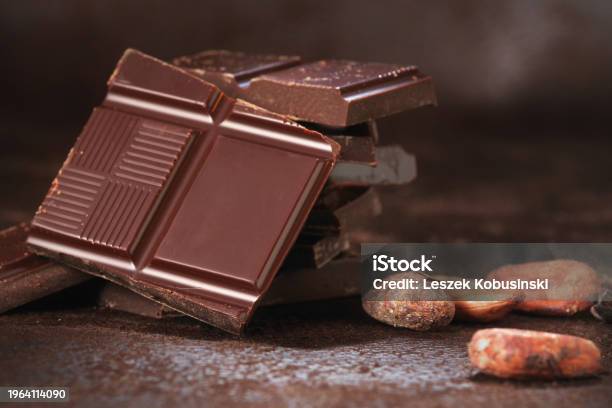 Broken Dark Chocolate And Chocolate Flakes On A Wooden Table 0명에 대한 스톡 사진 및 기타 이미지