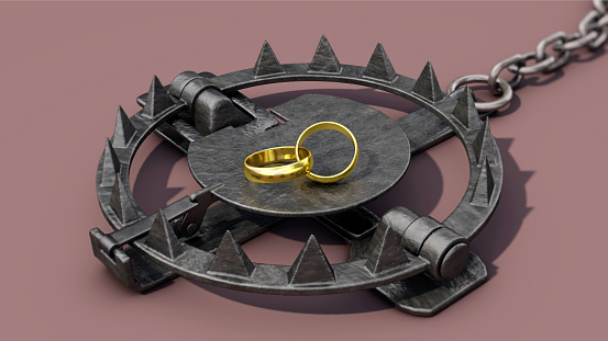 Symbolic image: Wedding rings lies on a trap