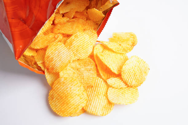 potato chips in open bag, delicious bbq seasoning spicy for crips, thin slice deep fried snack fast food. - crips zdjęcia i obrazy z banku zdjęć