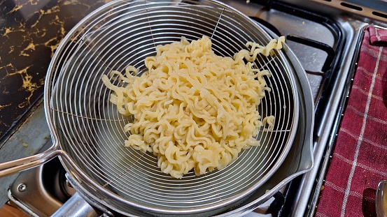 Instant noodles that have been boiled in boiling water which are then filtered and drained.